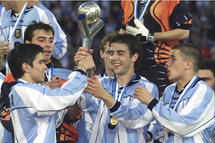 Javier Saviola, Julio Arca y Andres D'Alessandro levantaron la Copa en 2001, como locales