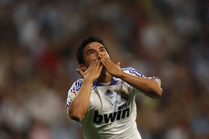 Javier Saviola marcó cinco goles en dos temporadas en Real Madrid; el "Conejito" llegó entre flashes y se fue entre sombras