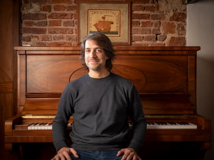 Javier sentado al piano de 1927, hoy recuerda el día que Sorpresa y media le cumplió su sueño: conocer a Celine Dion. Foto: Juan Pablo Bialade.