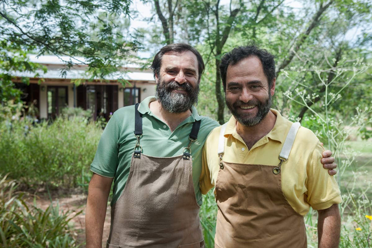 Javier y Fernando en los jardines del café.