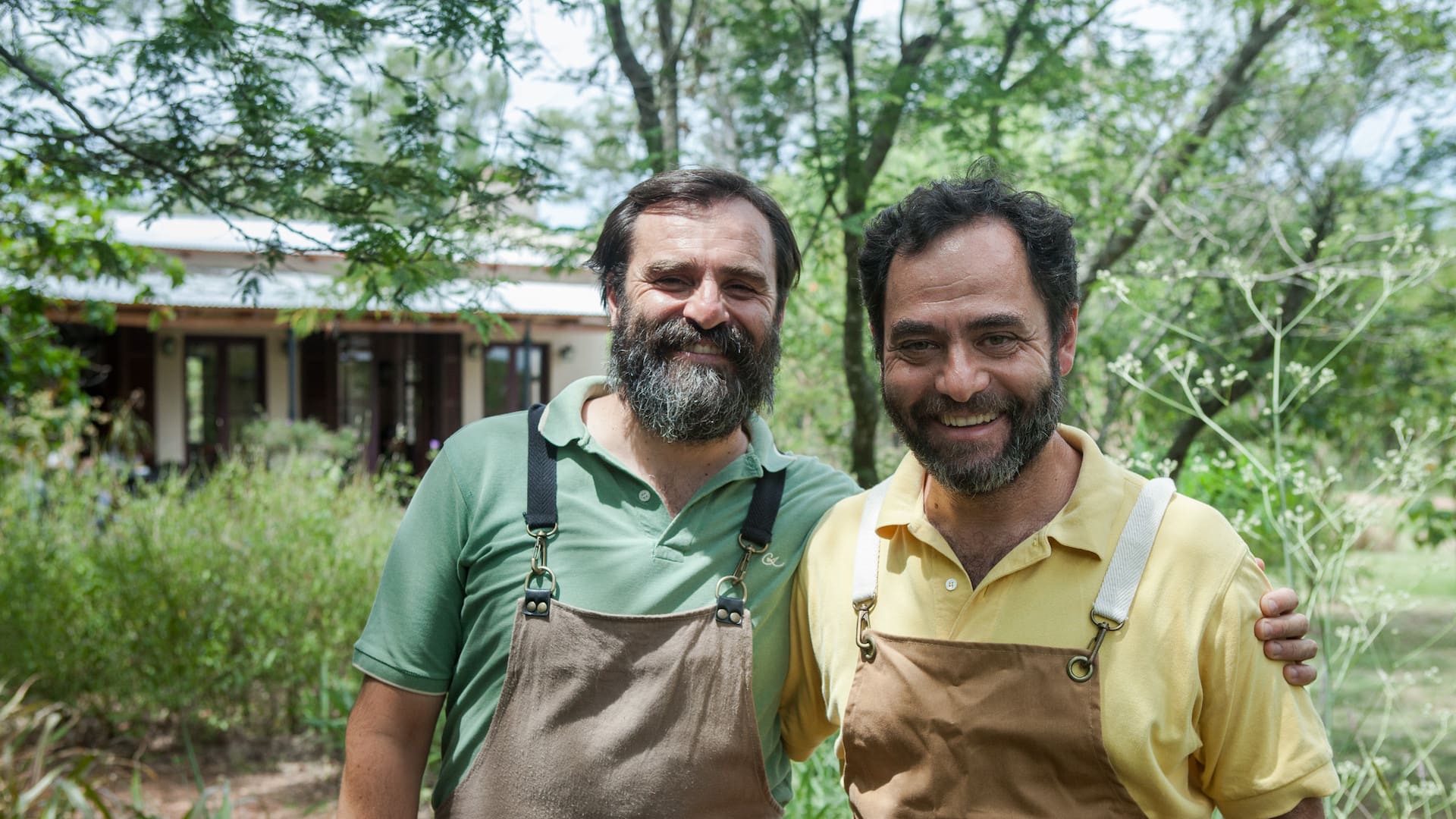 Javier y Fernando en los jardines del café.