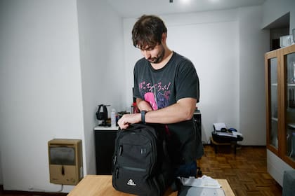Javier tiene parálisis cerebral y es empleado bancario desde 2013; gracias a su estabilidad laboral pudo irse a vivir solo