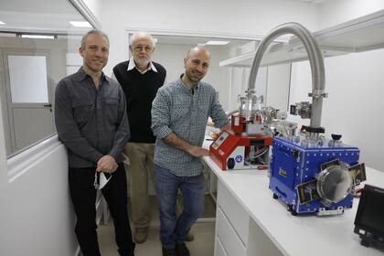 Javier Tiffenberg, Ricardo Piegaia y Darío Rodrigues, en el nuevo laboratorio del edificio Cero+Infinito