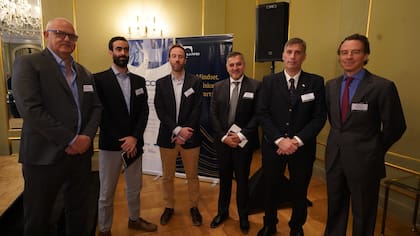 Javier Timerman de Adcap y Marcelo Etchebarne de DLA Piper junto a los ministros provinciales Pablo López (Buenos Aires), Pablo Olivares (Santa Fe), Víctor Fayad (Mendoza) y Alejandro Abraam (Chaco)