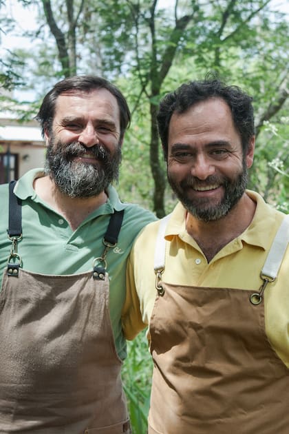 Javier Somma y Fernando Huarte en los jardines de su café.