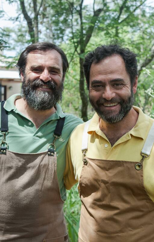 Javier y Fernando en los jardines del café.