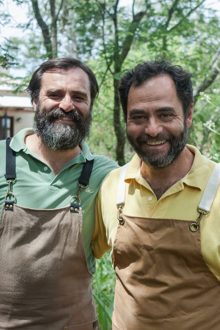 Javier y Fernando en los jardines del café.