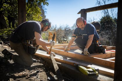 Javier y Joaquín Delfino se involucran en proyectos de reparación orientados al cuidado del ambiente