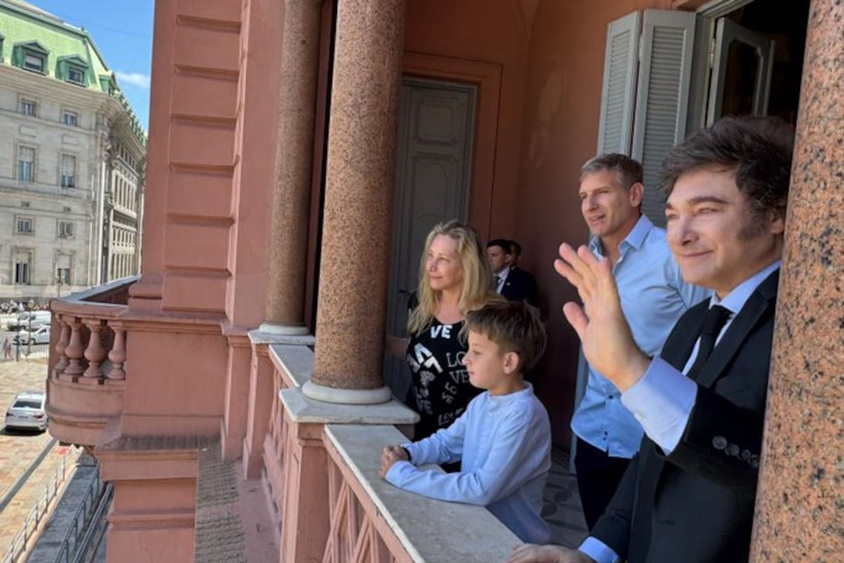 Javier y Karina Milei, con el futbolista Martín Palermo, en el balcón de la Casa Rosada
