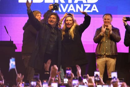 Javier y Karina Milei en el acto de cierre de campaña de La Libertad Avanza (LLA) en Moreno