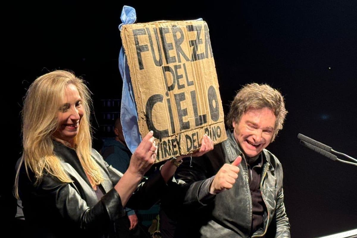 Javier y Karina Milei en el acto de Parque Lezama