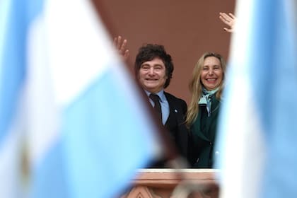 Javier y Karina Milei, en el balcón de la Casa Rosada, el 9 de julio pasado; la hermana del Presidente podría viajar a China en noviembre