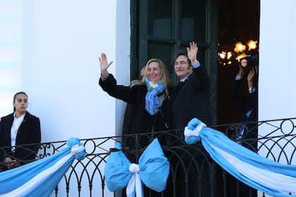 Javier y Karina Milei, en el balcón en el Cabildo de Córdoba, el 25 de mayo