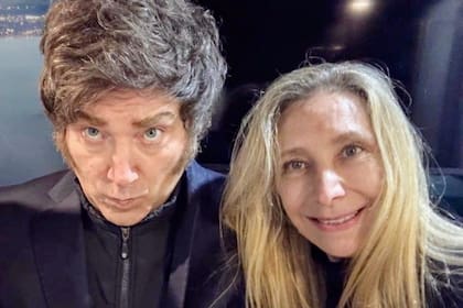 Javier y Karina Milei, en una de sus peores semanas en el poder