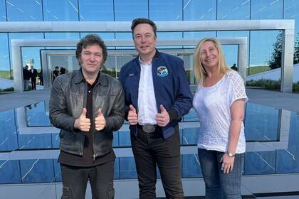 Javier y Karina Milei, junto a Elon Musk, en la sede central de Tesla (en Austin, Texas)