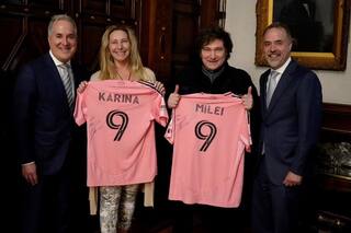 Los dueños del Inter Miami le regalaron a Milei una camiseta firmada por Messi