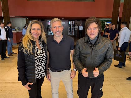 Javier y Karina Milei junto al gobernador de Entre Ríos, Rogelio Frigerio.