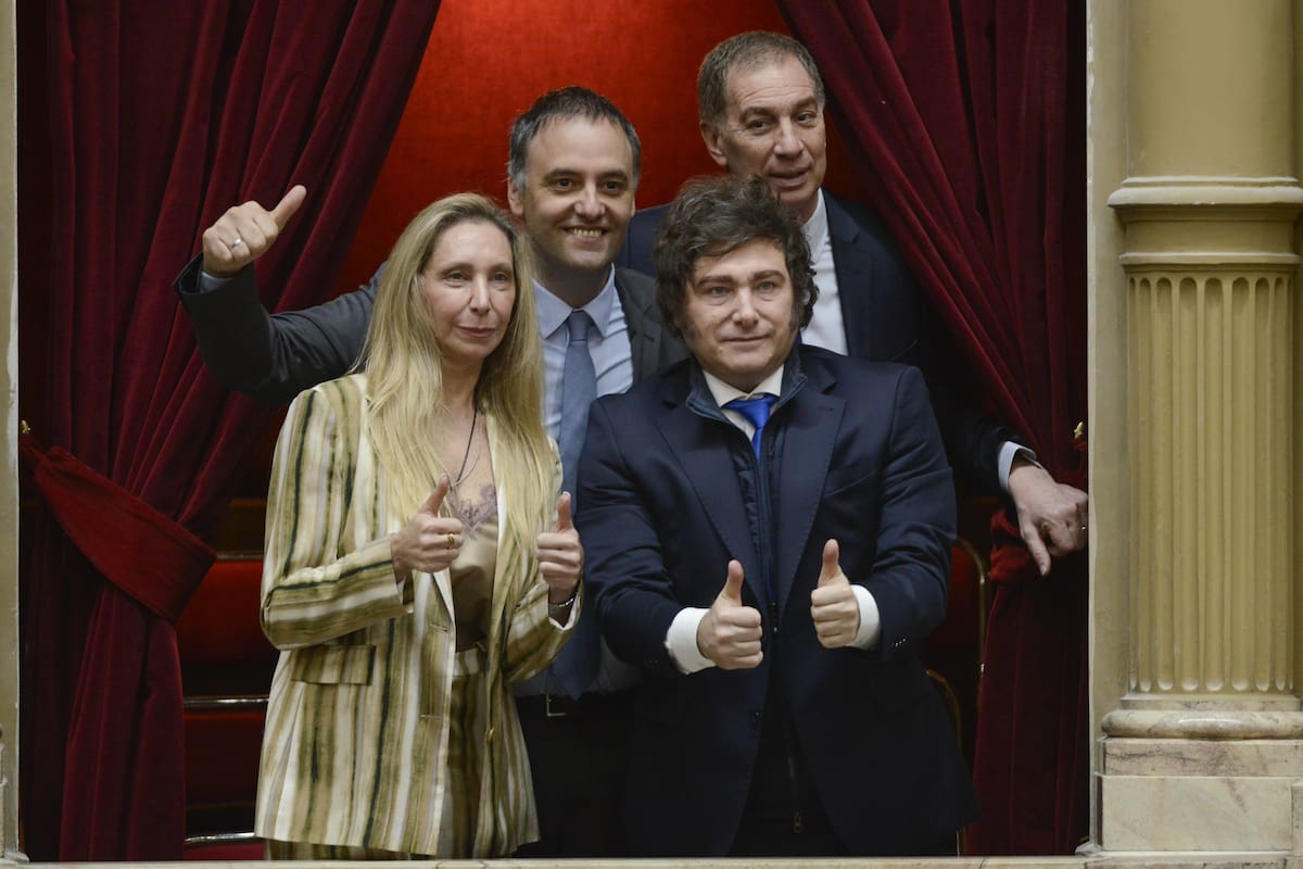 Javier y Karina Milei junto al jefe de Gabinete, Manuel Adorni