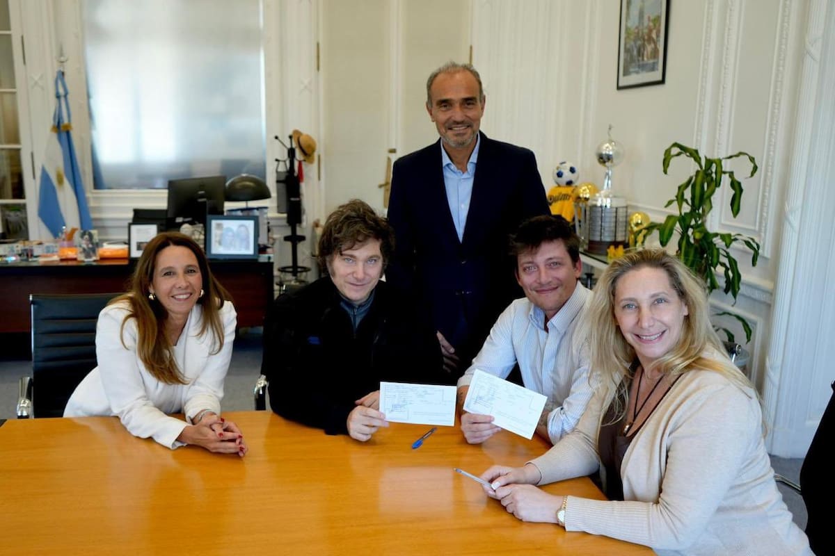 Javier y Karina Milei, Lule Menem, Santiago Caputo y Pilar Ramírez