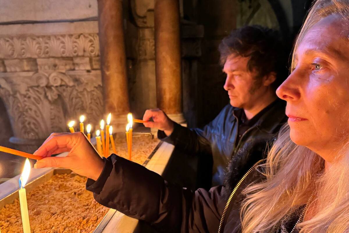 Javier y Karina Milei prometieron asistir al homenaje; en la foto, durante la visita que compartieron a la Iglesia del Santo Sepulcro, en Jerusalén