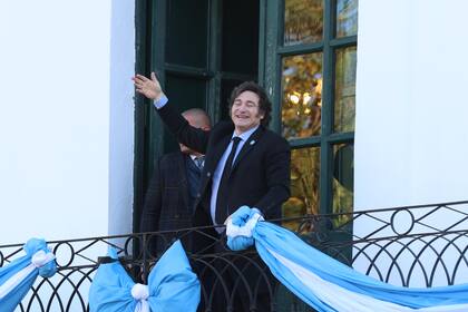 Javier y Karina Milei saludan en el balcón en el Cabildo de la ciudad de Córdoba, durante el acto del 25 de mayo