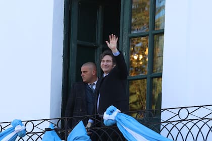 Javier y Karina Milei saludan en el balcón en el Cabildo de la ciudad de Córdoba, durante el acto del 25 de mayo