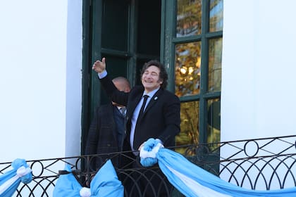 Javier y Karina Milei saludan en el balcón en el Cabildo de la ciudad de Córdoba, durante el acto del 25 de mayo