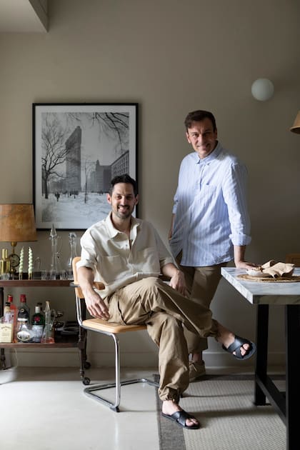 Javier y Rodrigo (de pie) retratados en el comedor. “En un lugar que ya tenía una historia, empezamos a construir otra, la nuestra”, aseguran.