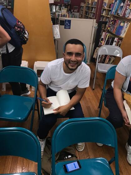 Javier Zamora en la firma de su libro de poemas Unaccompanied