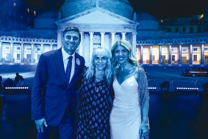 Javier Zanetti, Claudia Villafañe
y Paula de la Fuente posan en
la Piazza del Plebiscito