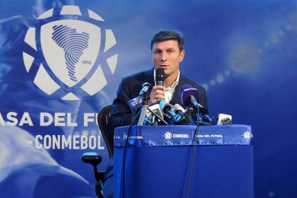 Javier Zanetti en la inauguración de la Casa del Fútbol de la Conmebol en Moscú