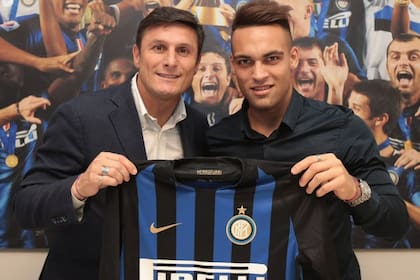 Javier Zanetti junto a Lautaro Martínez