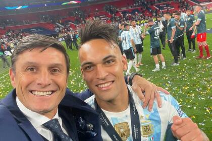Javier Zanetti y Lautaro Martínez, en Wembley, después de la Finalissima ante Italia; los une el Inter de Milán