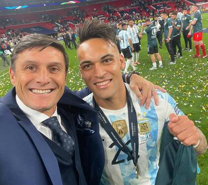 Javier Zanetti y Lautaro Martínez, en Wembley, después de la Finalissima ante Italia; los une el Inter de Milán