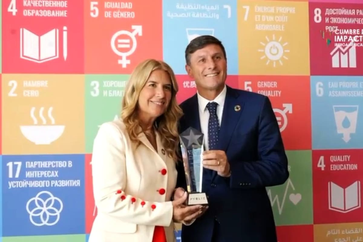 Javier Zanetti y su mujer, Paula de la Fuente, con la distinción