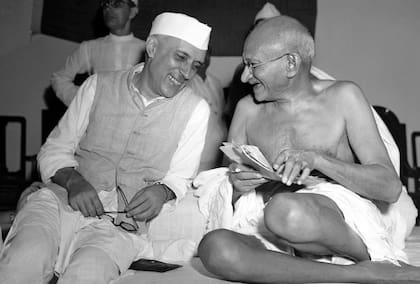 Jawaharlal Nehru bromea con Mahatma Gandhi (Bombay, 6 de julio de 1946)