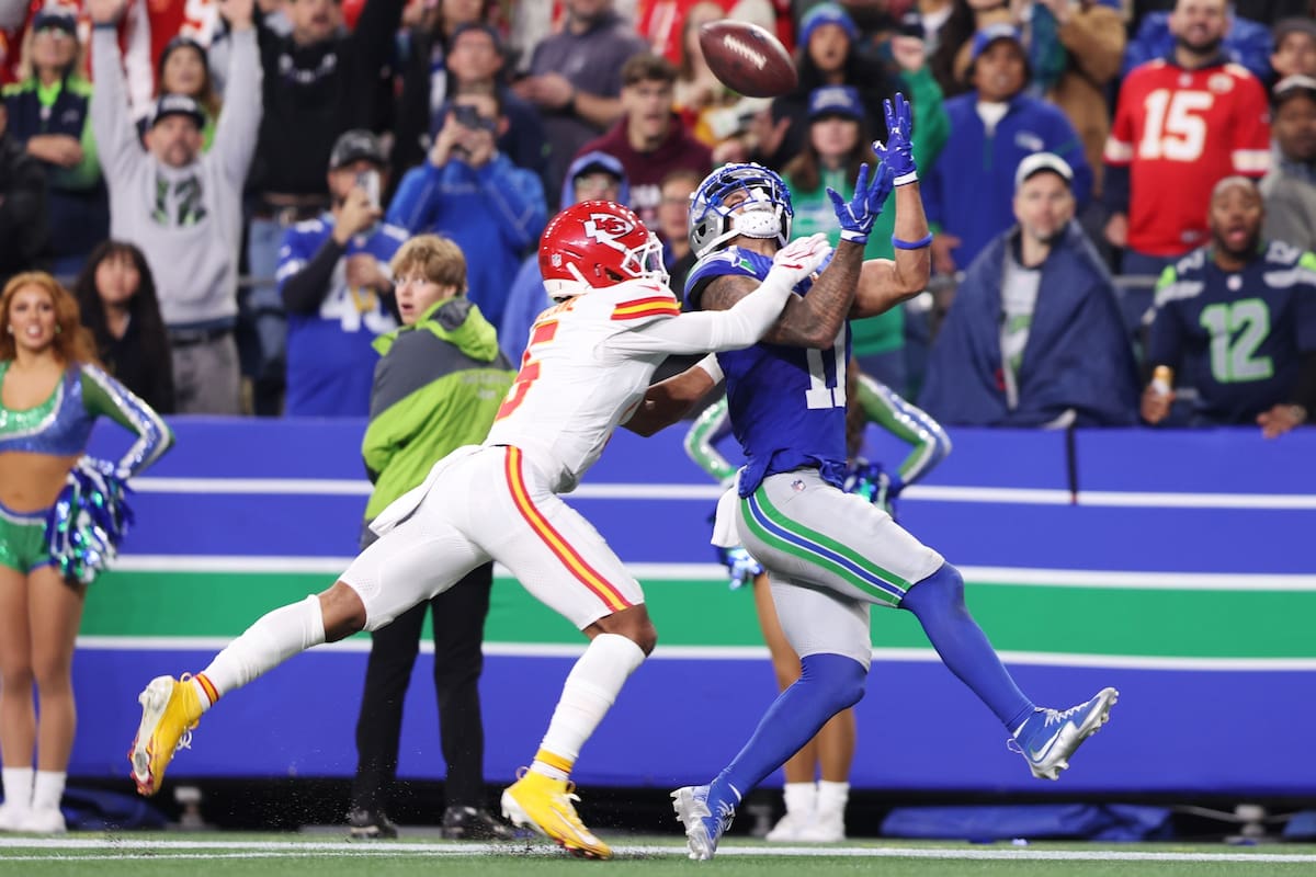 Jaxon Smith-Njigba (11), receptor abierto de los Seahawks de Seattle, atrapa un pase y logra un touc