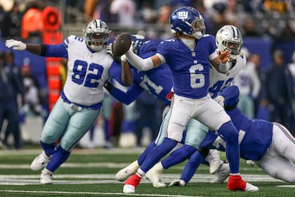 Jaxson Dart (6), quarterback de los Giants de Nueva York, lanza el balón contra los Cowboys de Dalla