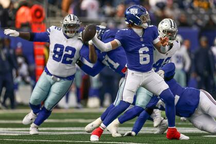 Jaxson Dart (6), quarterback de los Giants de Nueva York, pasa el balón frente a los Cowboys de Dall