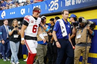 QB de Giants Jaxson Dart sale por lesión de rodilla en la primera serie ante Rams
