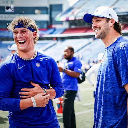 Jaxson Dart y el QB de los Gigantes de Nueva York (X @Giants)