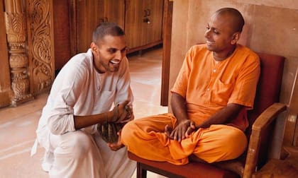 Jay, de túnica más clarita, durante su etapa como monje en un ashram hindú