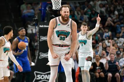 Jay Huff, pívot de los Grizzlies de Memphis, festeja en el partido ante el Magic de Orlando, el sábado 26 de octubre de 2024 (AP Foto/Brandon Dill)