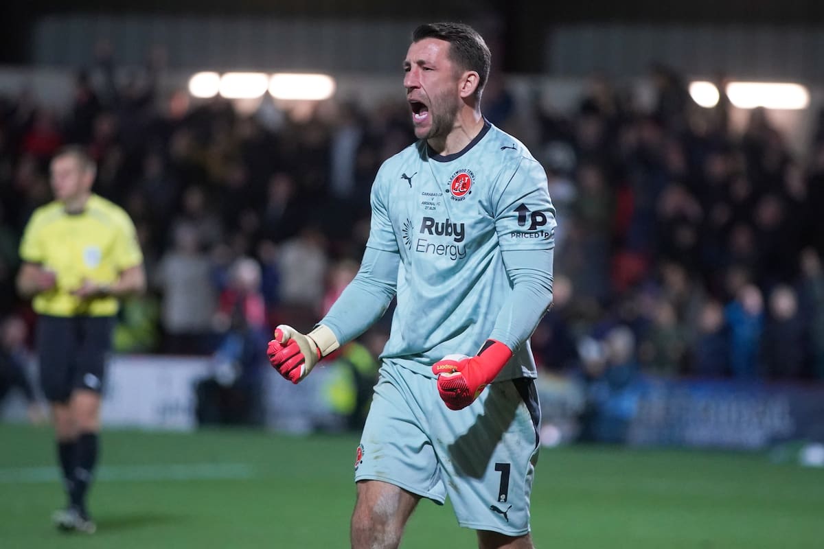 Jay Lynch, arquero del Fleetwood, festeja durante la tanda de penales ante el Arsenal dentro de la C