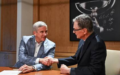 Jay Monahan, comisionado del PGA Tour, con John W. Henry, director de Fenway Sports Group