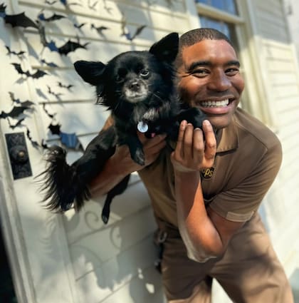 Jay posa con los perros que encuentra en su ruta, compartiendo cada encuentro en su cuenta de Instagram (Foto: Instagram @jhardesty)