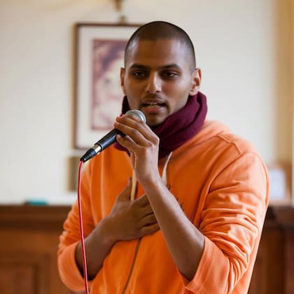 Jay Shetty durante su etapa como monje en la India