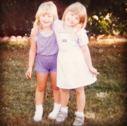 Jaycee de niña (derecha) junto a su prima