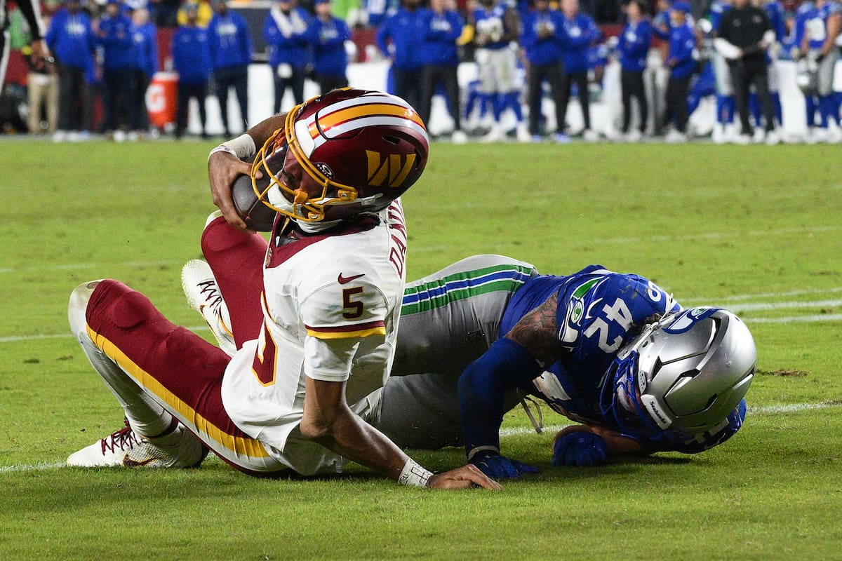 Jayden Daniels sale del juego tras lesión impactante en el brazo izquierdo del QB de Washington