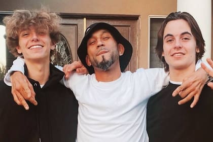Jayden (izquierda) y Sean (derecha), los dos hijos de Britney Spears, junto a Eddie Morales, un amigo de su padre, que los considera sus sobrinos